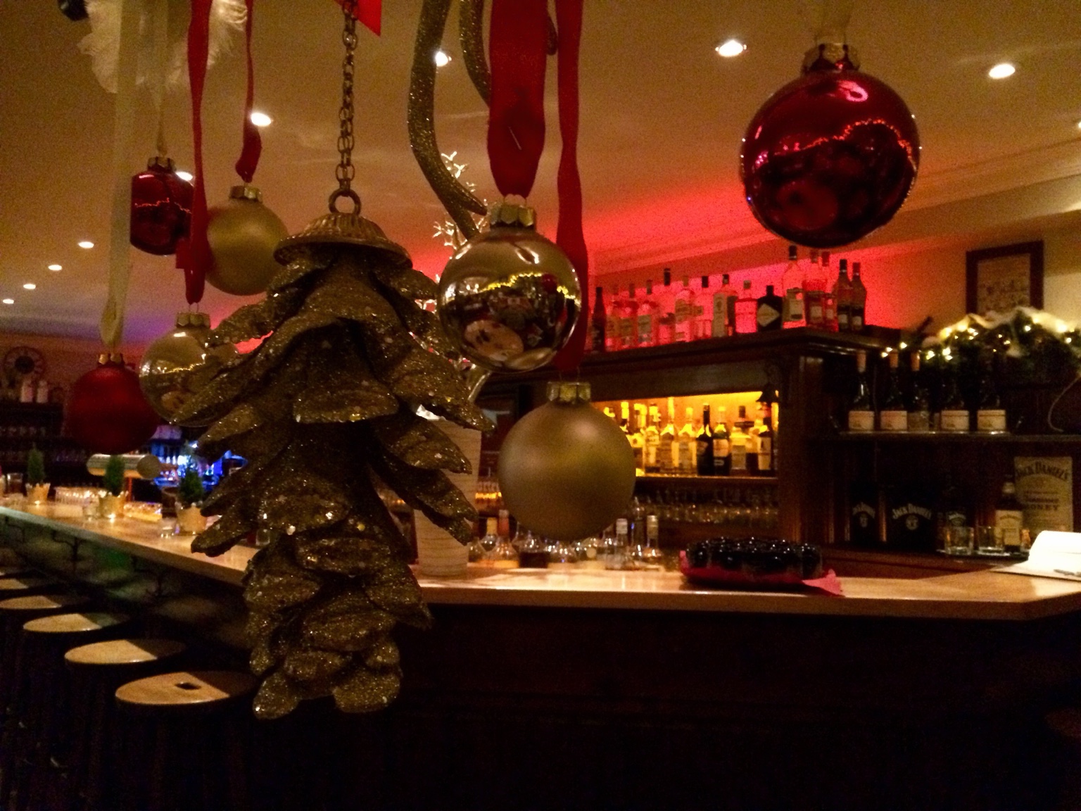 Weihnachtlich dekorierte Bar